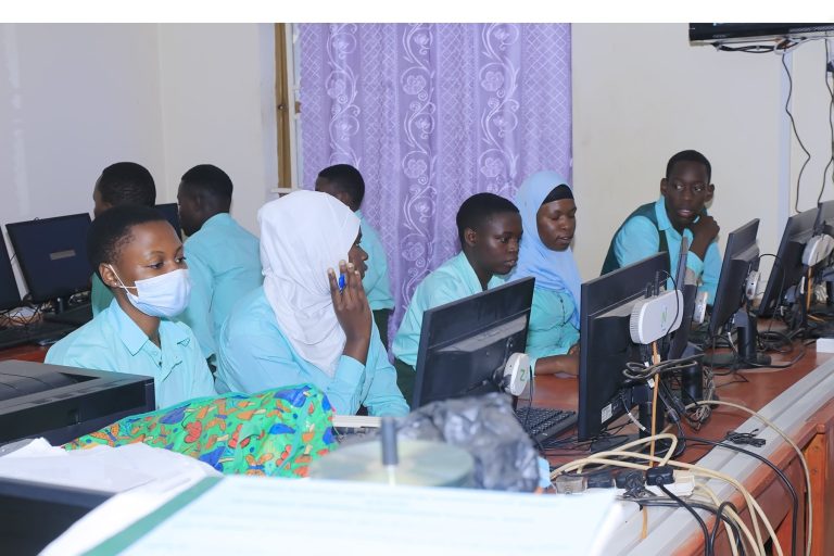 Ict Lab Students 01 768x512