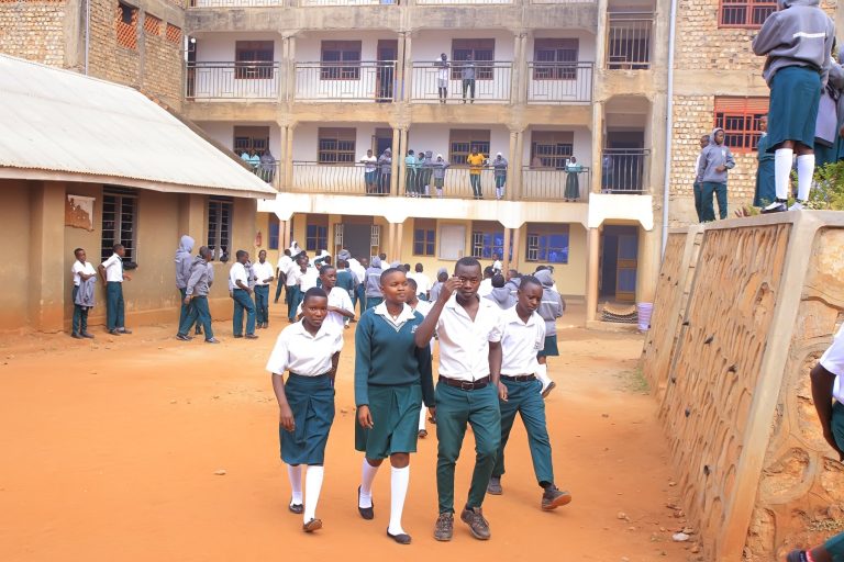 Students Walking Campus 768x512